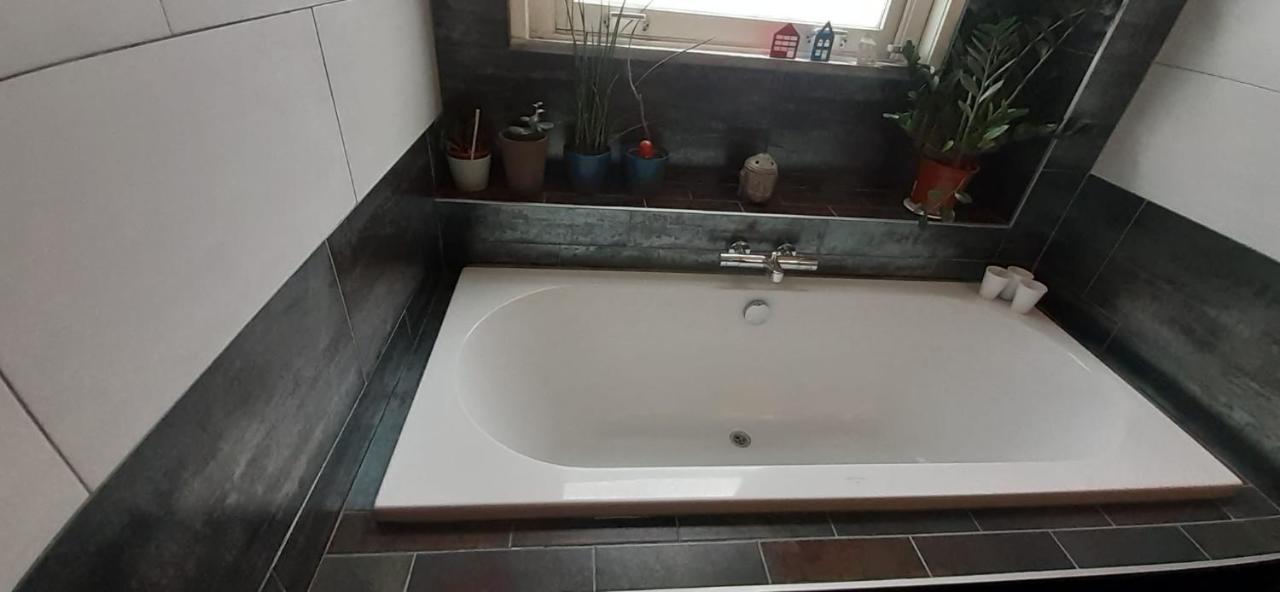Charlotte, Not For Parties, Not A Hotel, Room With Shared Bathroom, No Kitchen Amsterdam Exteriér fotografie